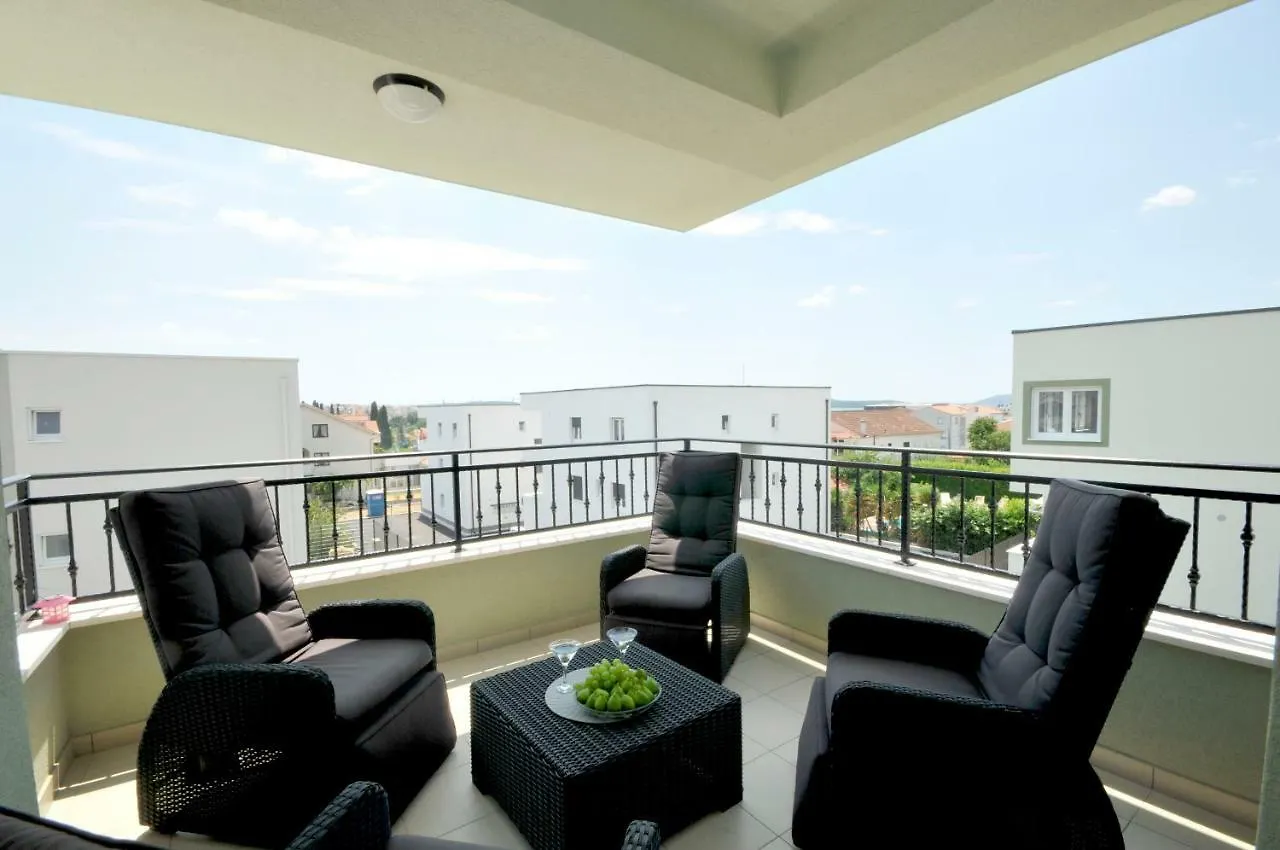 Apartments Adrian Trogir 0*,