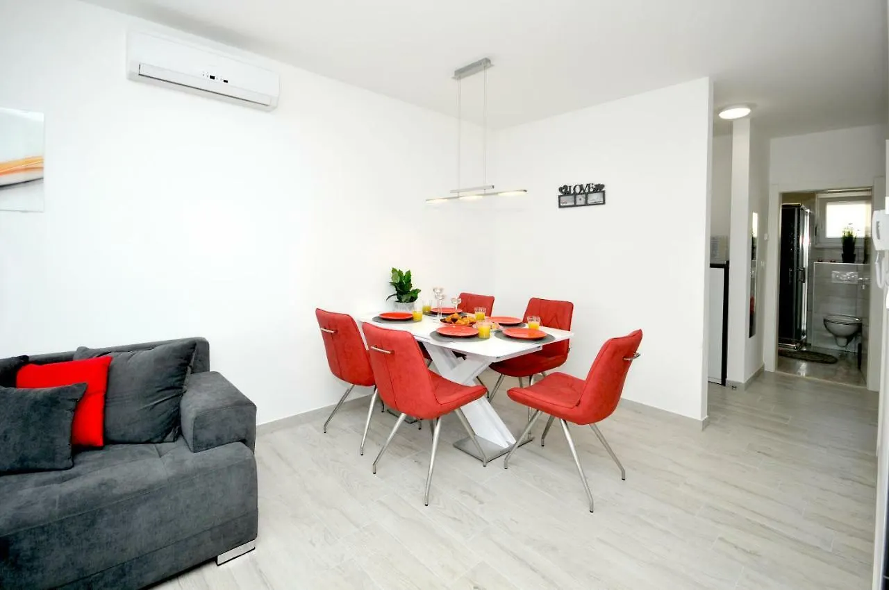Apartments Adrian Trogir 0*,