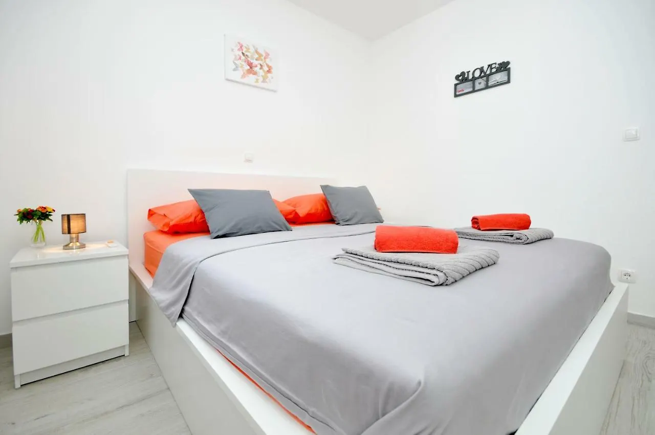 Apartments Adrian Trogir 0*,